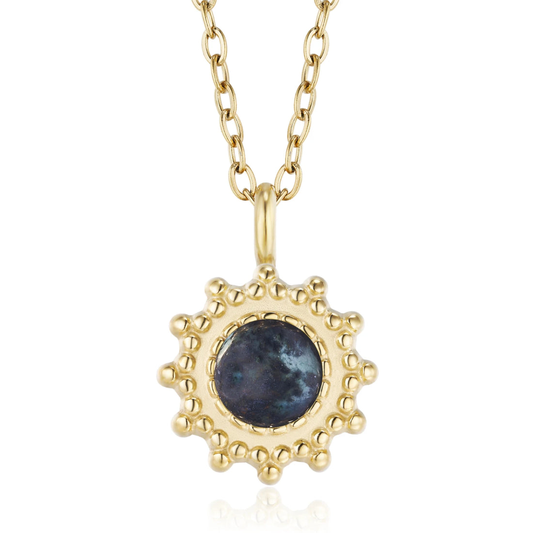 Goldene Halskette mit einem kunstvollen runden Anhänger, der einen schimmernden, dunklen Edelstein in einem perlenbesetzten Sonnen-Design zeigt. Eleganter Goldschmuck, perfekt für stilvolle Auftritte.