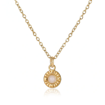 Elegante Goldkette mit filigranem Rundanhänger. Ein schimmernder, milchig-weißer Edelstein ist mittig platziert und von kunstvollen floralen Prägungen umgeben, perfekt für zeitlose Eleganz.